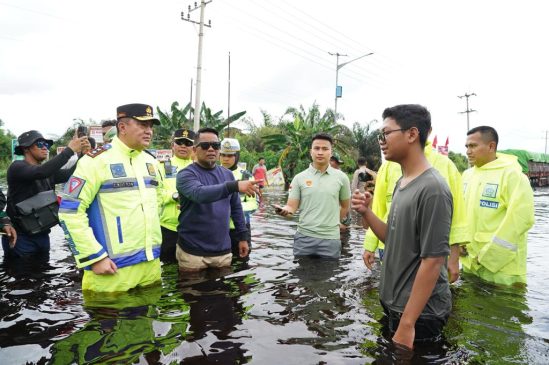 Salurkan Bantuan, Kapolda Riau Tinjau Langsung Banjir di Pelalawan