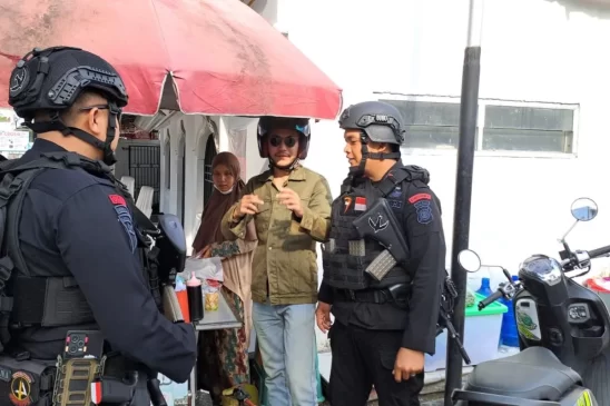 Satbrimob Polda Riau Patroli dan Sambangi Warga