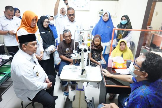 Besuk Sumiati dan Syarifuddin, Gubernur Edy Nasution Pastikan Masyarakat Riau yang Kurang Mampu Mendapat Hak Sama