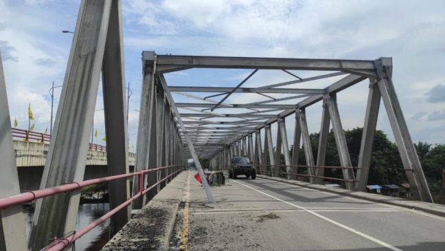 Diduga Tertabrak Alat Berat, Tiang Atas Jembatan Siak II Rusak