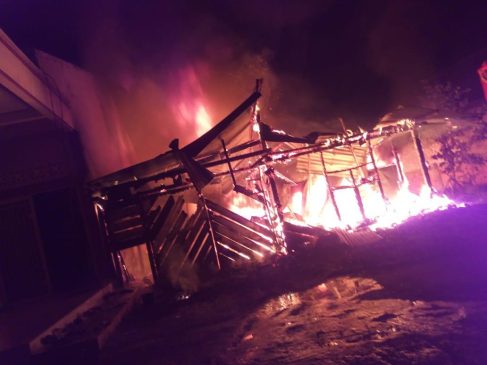 Diduga Akibat Percikan Kembang Api, Rumah Papan Terbakar di Malam Tahun Baru