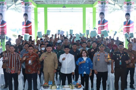 Wakil Menteri ATR/BPN Serahkan Sertifikat PTSL Kepada Warga Kandis