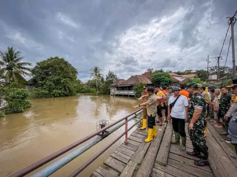 Pj Bupati Apriyadi Tinjau Warga Terdampak Banjir