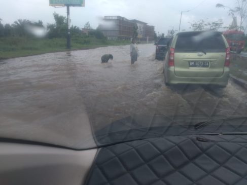 Banjir di Jalan Rumbai Pesisir Diduga Akibat Perencanaan