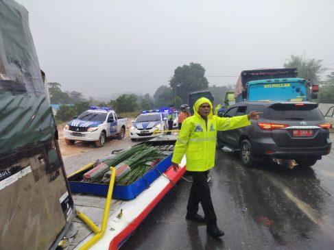 Gagal Nyalip, Fuso Ekspedisi Terguling Tabrak Bus Penumpang