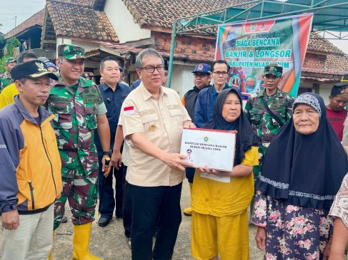 Tanggap Bencana Banjir, Pj Bupati Muara Enim Salurkan Bantuan