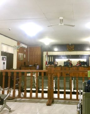 Hakim Tipikor PN Pekanbaru Tegur Terdakwa Suryadi Saat Sidang