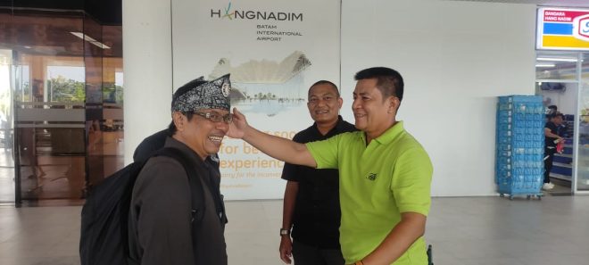 Ketua Umum SMSI Dipakaikan Tanjak Melayu