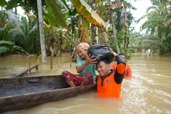 Bupati Kuansing Serahkan Langsung Bantuan ke Warga Terdampak Banjir