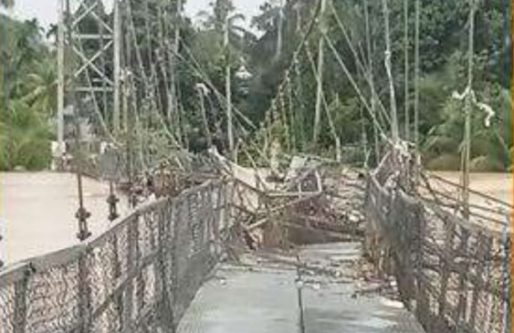 Dua Jembatan Penghubung Antar-Desa di Riau Ambruk Diterjang Banjir