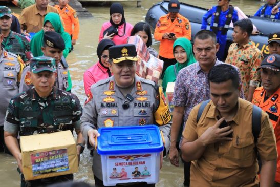 Beri Bansos di Rohul, Kapolda dan Danrem Basah-basahan di Tengah Banjir