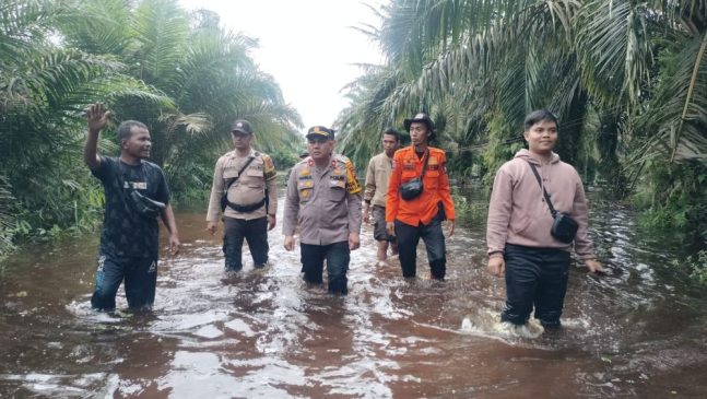 Bawa Sembako di Lokasi Banjir, Kapolsek Mandau Basah-basahan