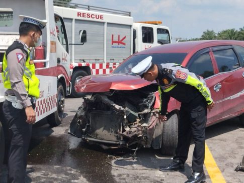 Sopir Mengantuk, Minibus Tabrak Pembatas Jalan Tol Pekanbaru-Dumai