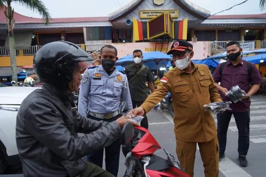 Abu Vulkanik Guyur Kota Batusangkar, Bupati Tanah Datar Bagikan Masker