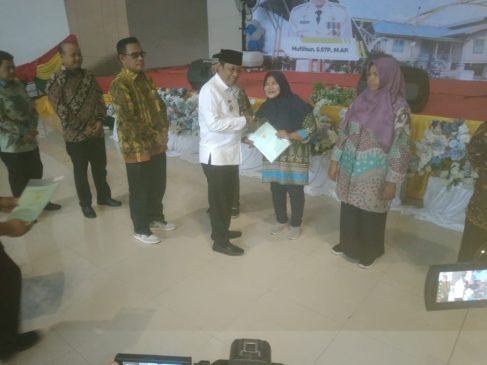 Pj Walikota Serahkan Sertipikat Tanah di Dua Kecamatan