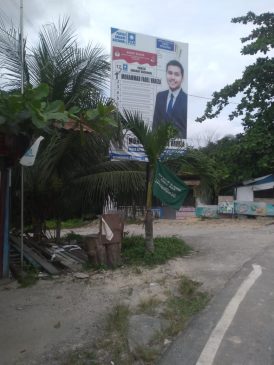 Atribut Kampanye di Simpang Jalan Bingung Masih Ada