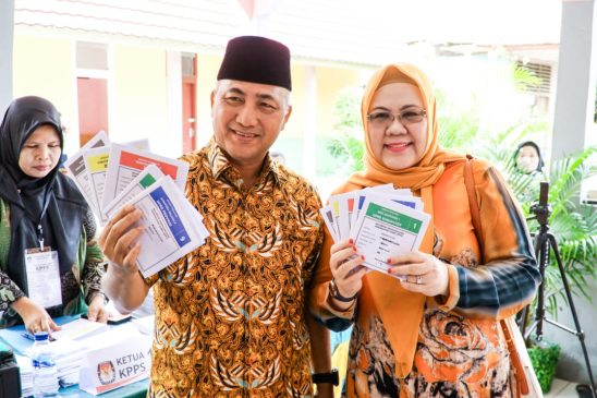 Turut Antre Bersama Warga, Pj Bupati Muba Apriyadi Coblos di TPS 003 Soak Baru