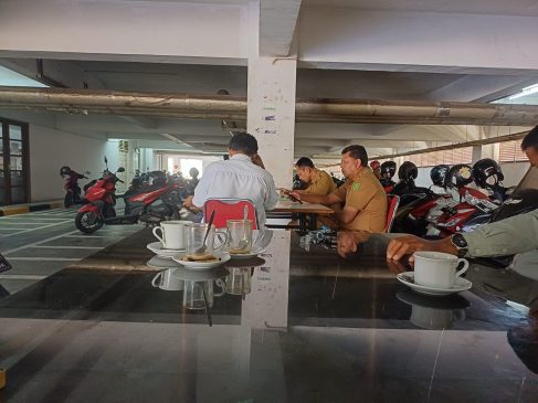 Gegara tak Ada Kegiatan, ASN DPRD Riau Nongkrong di Kantin