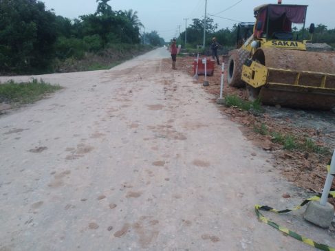 Ceceran Tanah Timbun Resahkan Warga Jalan Damai