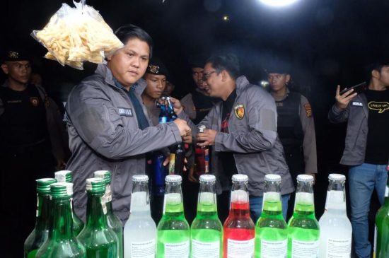 Razia Jelang Bulan Ramadhan, Polda Riau Amankan Ratusan Botol Miras