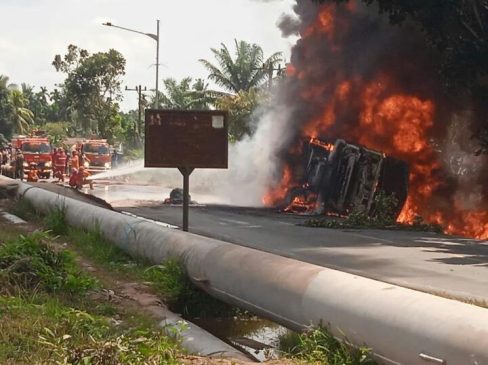 Truk Tangki Pengangkut BBM Terbakar di Dumai