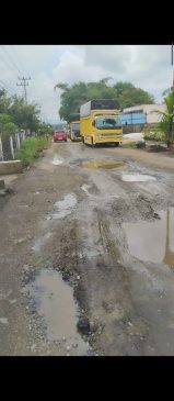 Jalan Provinsi di Kecamatan Lintau Buo Bagai Kubangan Kerbau