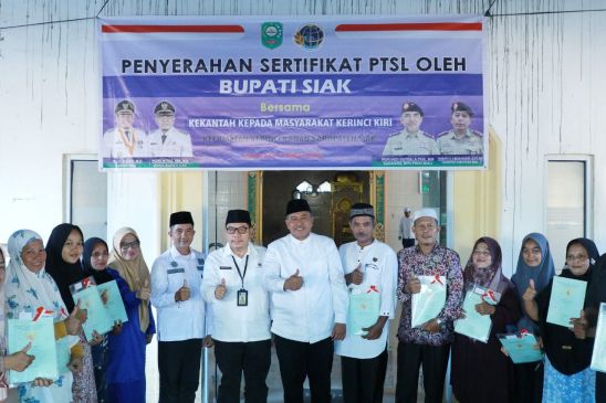 Bupati Siak Alfedri Serahkan 242 Sertifikat TORA Kepada Masyarakat Kerinci Kiri
