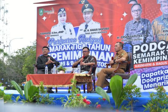 Semarak Tiga Tahun Kepemimpinan Kasmarni-Bagus Santoso, Diskominfotik Gelar Podcast di Lapangan Tugu