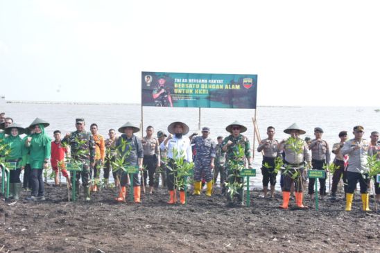Bupati Kasmarni Sambut Baik Penghijauan dan Penanaman Mangrove Program Kasad TNI AD