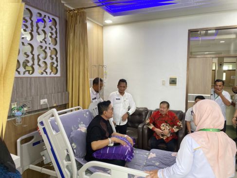 Bupati Bengkalis Ke-14 Amril Mukminin Besuk Kadis Kominfotik di RSUD
