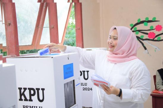 Bupati Kasmarni Salurkan Hak Suara di TPS 03 Desa Muara Basung Pinggir