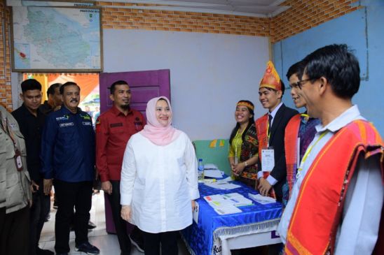 Pantau Pesta Demokrasi 2024, Bupati Kasmarni Tinjau 12 TPS