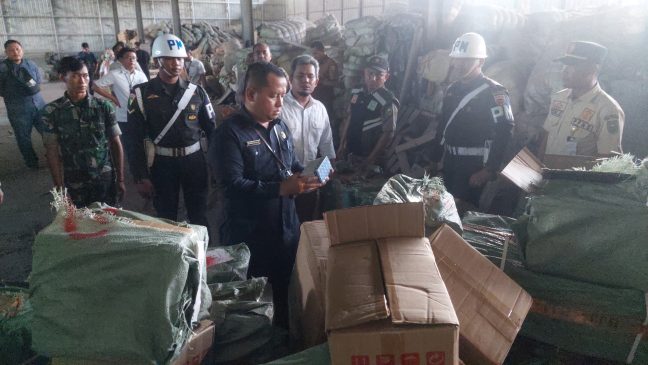 Gudang KM 14.3 Digrebek, Ribuan Kardus Produk Kosmetik Ilegal Disita