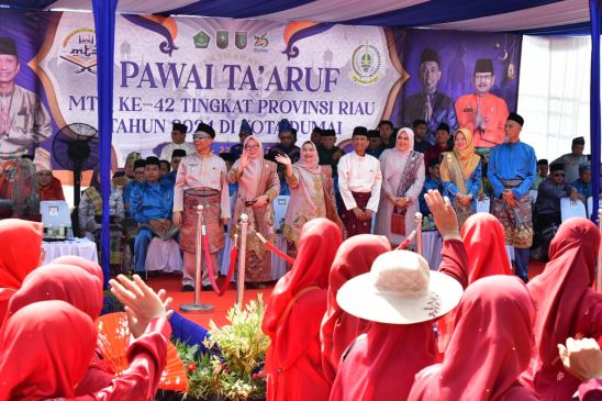 Bupati Kasmarni Ikuti Pawai Ta’aruf MTQ ke 42 Tingkat Provinsi Riau di Dumai