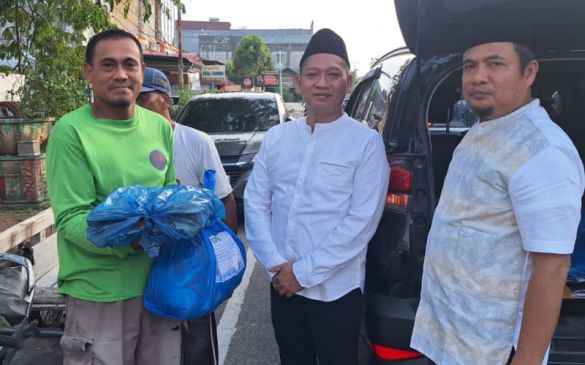 Berbagi Kebaikan, Dinkes Bengkalis Bagikan Sembako dan Santuni Anak Yatim
