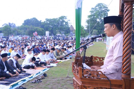 Pj Wako Pekanbaru Shalat Idulfitri di Lapangan Baterai C