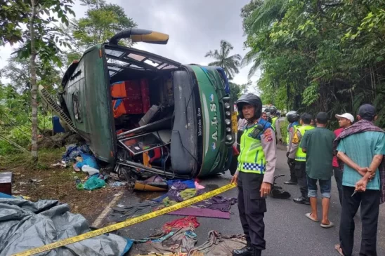 Satu Orang Meninggal, Bus Terguling di Jalan Lintas Bukittinggi-Padang