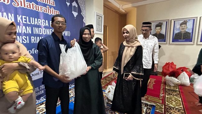 Gelar Berbuka Bersama, PWI Riau Santuni Anak Yatim dan Janda Wartawan
