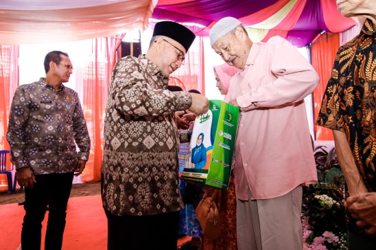 Kunjungi Kecamatan Sungai Keruh, Pj Bupati Muba Serahkan Bantuan