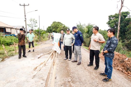 Pj Bupati Sandi Fahlepi Blusukan Tinjau Infrastruktur Jalan