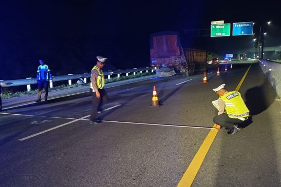 Mobil Hilux Seruduk Truk Tronton di Tol Pekanbaru-Dumai