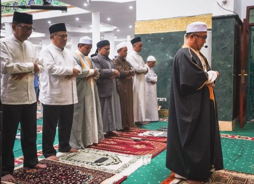 Pj Gubri Salat Ied di Masjid Raya Annur