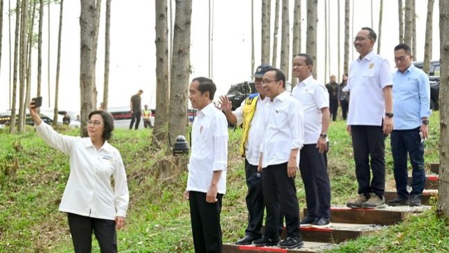 Jokowi: Silahkan Sri Mulyani & Risma Blak-blakan Soal Bansos di Sidang MK