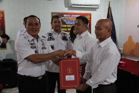 Hari Raya Waisak, 22 Napi Kelas II A Pekanbaru Terima Remisi