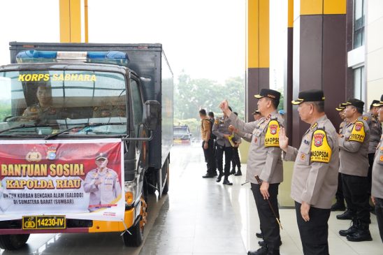 Polda Riau Kirim 3 Truk Bantuan Sembako kepada Korban Banjir Bandang di Sumbar