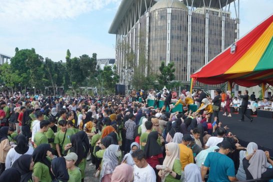 Ribuan Warga Ikut Senam Massal Gebyar BBI BBWI di Lapangan Kantor Gubri