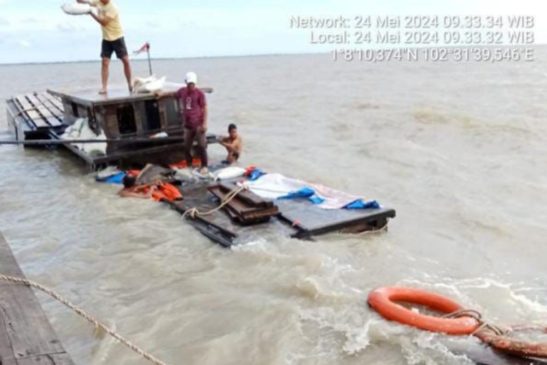 Kapal Angkut 14 Ton Beras Bulog Karam di Perairan Kuala Merbau
