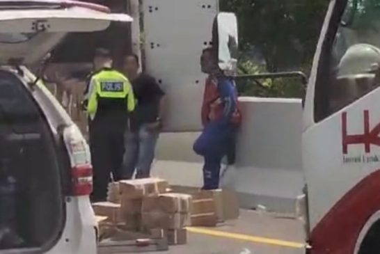 Mobil Box Terbalik di Jalan Tol Permai