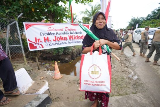 Presiden Jokowi Beri Sembako ke Warga Tenayan Raya