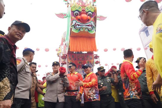 Kapolda Riau Ikut Gotong Replika Tongkang di Bagansiapiapi